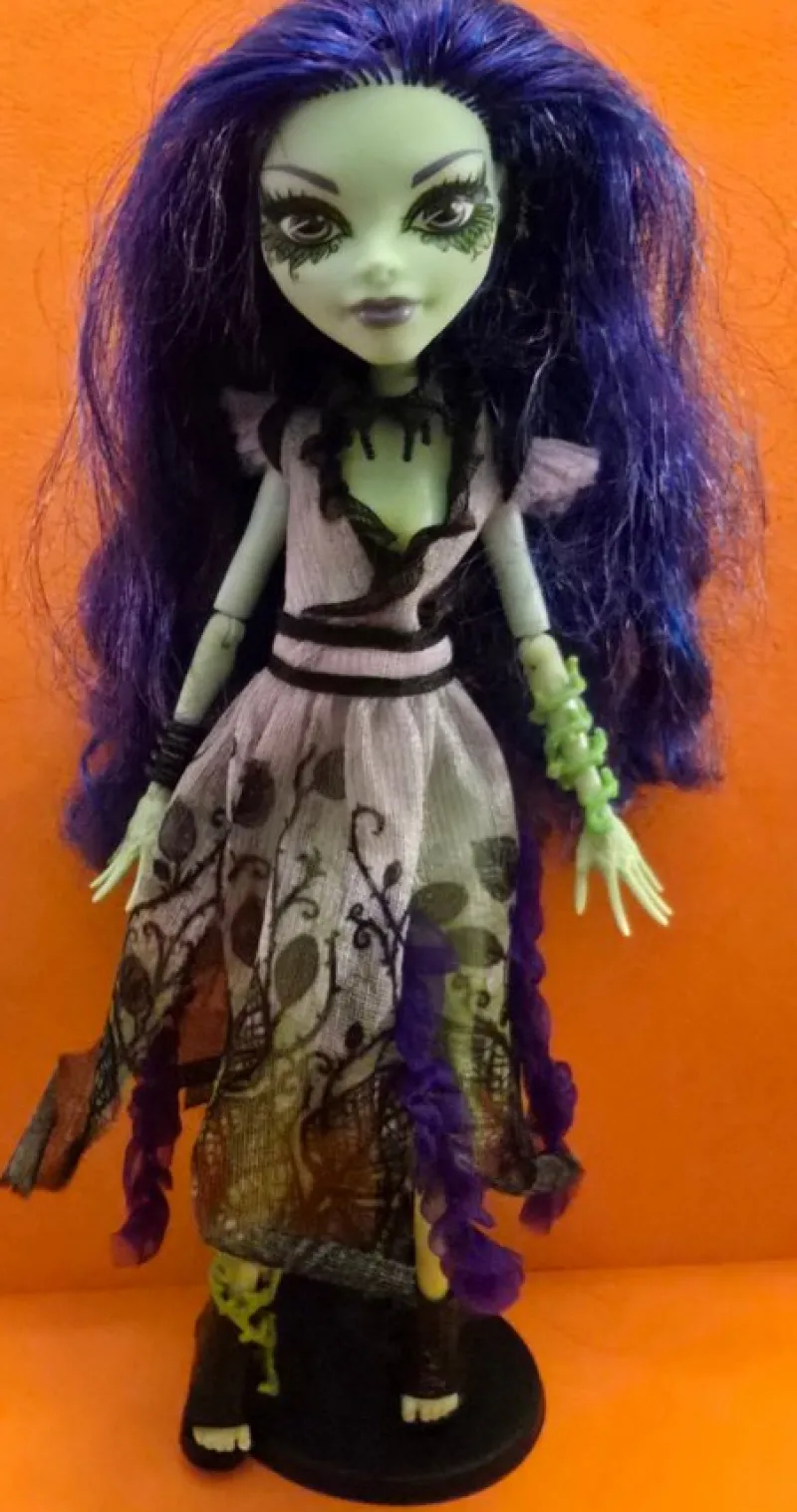 Tradera Monster High> Dockskåp & Dockor