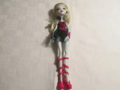 Tradera Monster High - Lagoona Blue docka. Hel och fin.> Dockskåp & Dockor