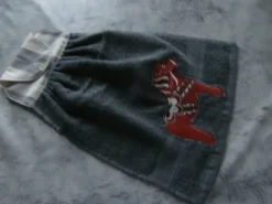 Tradera Mörkgrå spishandduk med en röd dalahäst, ca 30 x 45 cm^ Hemtextil