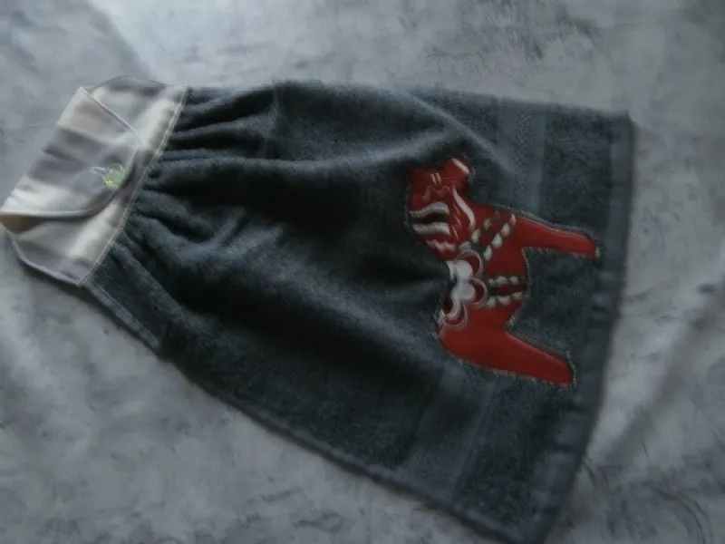 Tradera Mörkgrå spishandduk med en röd dalahäst, ca 30 x 45 cm^ Hemtextil