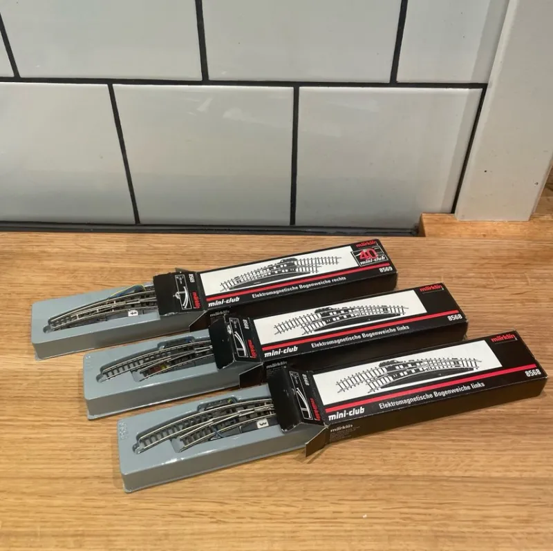 Tradera Märklin Z Elektromagnetiska Bågväxlar 8568 (2 st vänster) 8569 (1 st höger)^ Modelljärnvägar