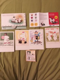 Tradera Övriga Samlarsaker<Mumin vykort 4 st oskrivna, stämplade frimärken, d:o mapp, folder för stämplar.