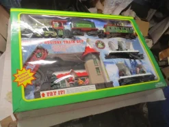 Tradera Övriga Samlarleksaker<MUSICAL HOLIDAY TRAIN SET TAGBANA I KARTONG OANVÄND FRÅN CA 1985