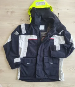 Tradera Segling<Musto BR2 svart och ljusgrå seglarjacka L