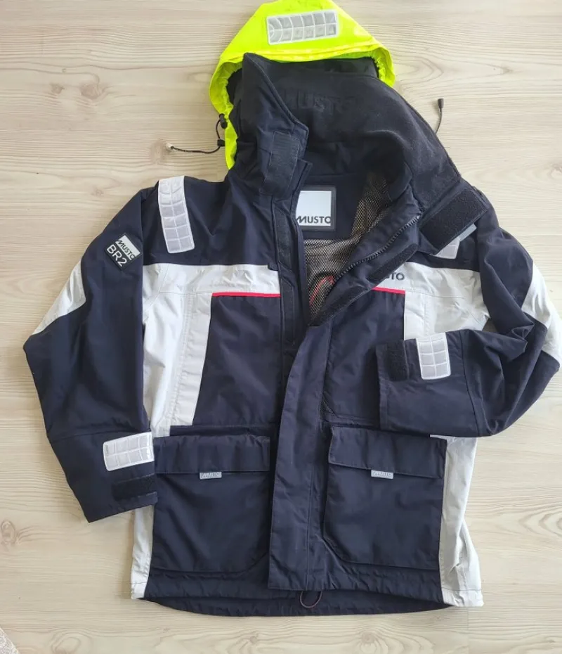Tradera Segling<Musto BR2 svart och ljusgrå seglarjacka L