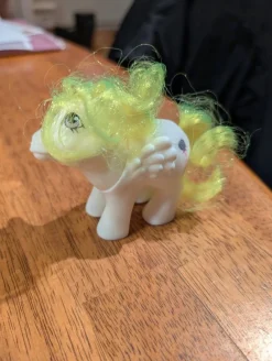 Tradera My Little Pony G1 med ljusgul man och svans^ Dockor