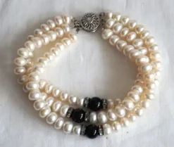 Tradera Armband<Mycket fint 3-radigt armband med sött vattenpärlor.