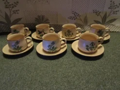 Tradera Mycket söt och charmig kaffeservis i beige med fina blomstermotiv> Keramik & Porslin, Svenskt