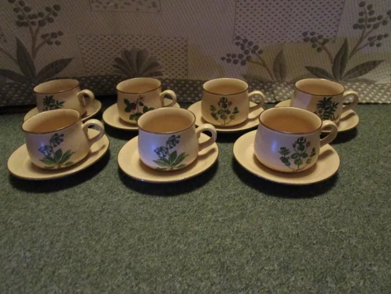 Tradera Mycket söt och charmig kaffeservis i beige med fina blomstermotiv> Keramik & Porslin, Svenskt