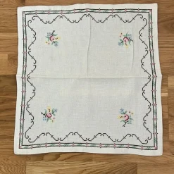 Tradera Mycket vacker handbroderad duk med blommönster.> Textilier
