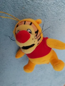 Tradera Övriga Samlarleksaker<NALLE PUH samlarobjekt 80-tal 100 % polyester Längd ca 15,5 cm