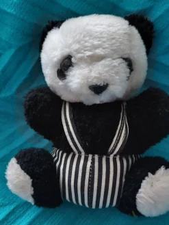 Tradera Nalle- & Teddybjörnar<Nallebjörn Panda SVART/VIT 80-tal Längd ca 16 cm