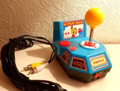 Tradera Retro Tv-spel & Pocketspel<Namco Plug & Play Joystick med Ms. Pac-Man och fler spel