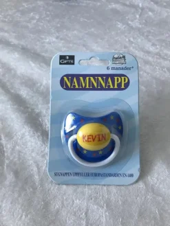 Tradera Napp med Namn , KEVIN> Amning & Graviditet