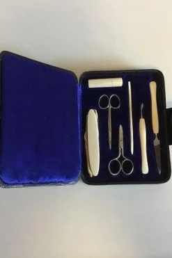 Tradera Neglesæt/Pedicuresæt i etui beklædt med sort skai. Skafter af ben> Orientalisk Konst & Porslin