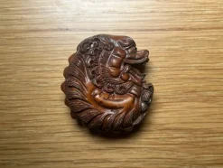 Tradera Netsuke Handsnidad Drake i trä Signerad 5cm> Orientalisk Konst & Porslin