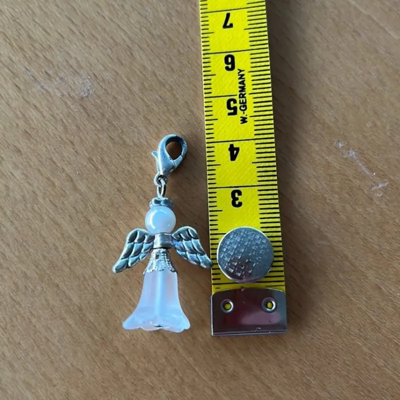 Tradera Armband<Ängelberlock. Det finns hängande örhängen i annan annons ,