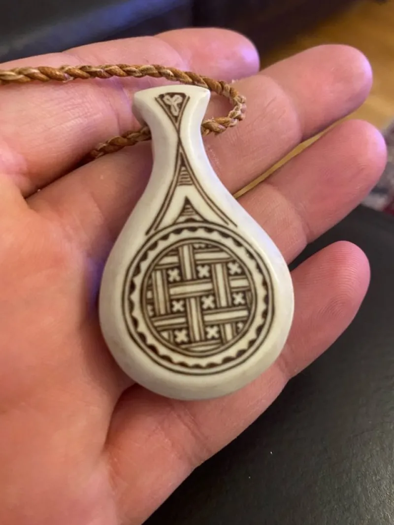 Tradera NICKOLAUS FANKKI. Hängsmycke, renhorn, sameslöjd ,signerat.> Hemslöjd