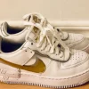 Tradera Övriga Skoprodukter<Nike Air Force 1 Shadow stl 36,5 - Vita med Gulddetaljer