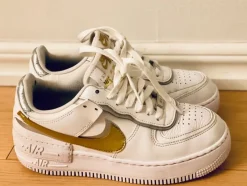 Tradera Övriga Skoprodukter<Nike Air Force 1 Shadow stl 36,5 - Vita med Gulddetaljer