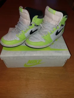 Tradera Basket<Nike Air Jordan 1 Retro High OG, Limegröna, Storlek 38