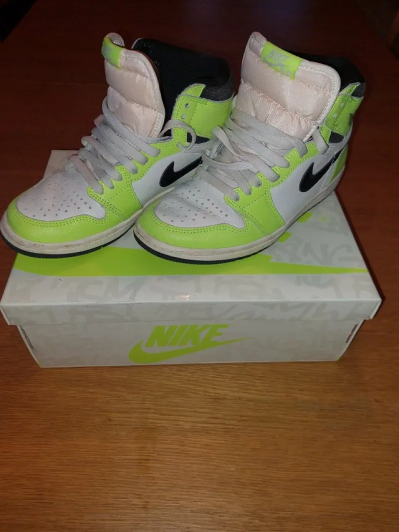 Tradera Basket<Nike Air Jordan 1 Retro High OG, Limegröna, Storlek 38