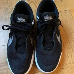 Tradera Basket<Nike basketbollskor, svarta och vita, storlek 36 (23 cm)