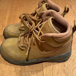 Tradera Nike kängor, brun strl 31> Barnskor & Babyskor