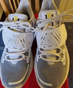 Tradera Basket<Nike Kyrie Low 3 Vit Basketbollskor Storlek 42