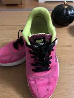 Tradera Löpning<Nike löparskor rosa 38,5 (24cm)