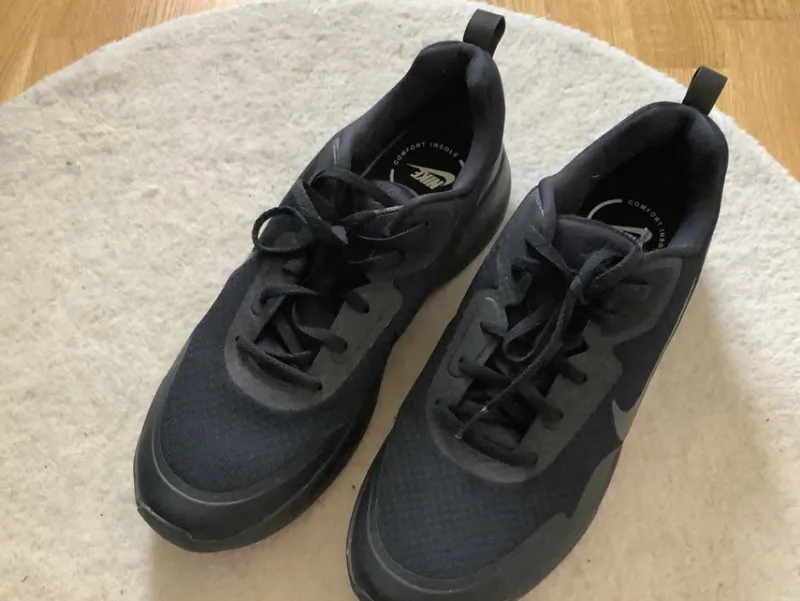 Tradera Basket<NIKE Sneakers herr Skor svarta Storlek 10/45/29