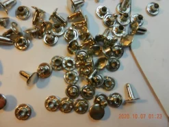 Tradera Nitar förn.. Längd c:a.14,8 mm. DK.Huvud runt c:a.10,5 mm. 50 st. Art.4fd17.^ Hantverk