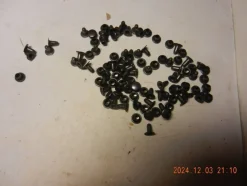 Tradera Nitar oxid svart. Längd c:a.7,5 mm. Huvud runt c:a.7,2 mm. 100 st. Art.9fb.^ Hantverk