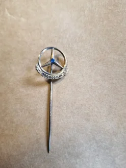 Tradera Mobilia<Nålmärke Mercedes Bens 500000km 1950-1970