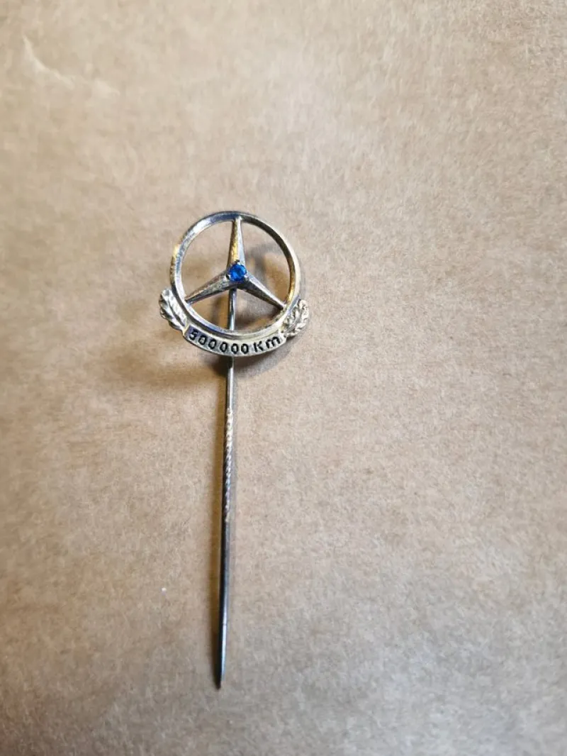 Tradera Mobilia<Nålmärke Mercedes Bens 500000km 1950-1970