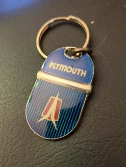 Tradera Nos nyckelring Mopar Plymouth 50 60 tal^ Bensinia