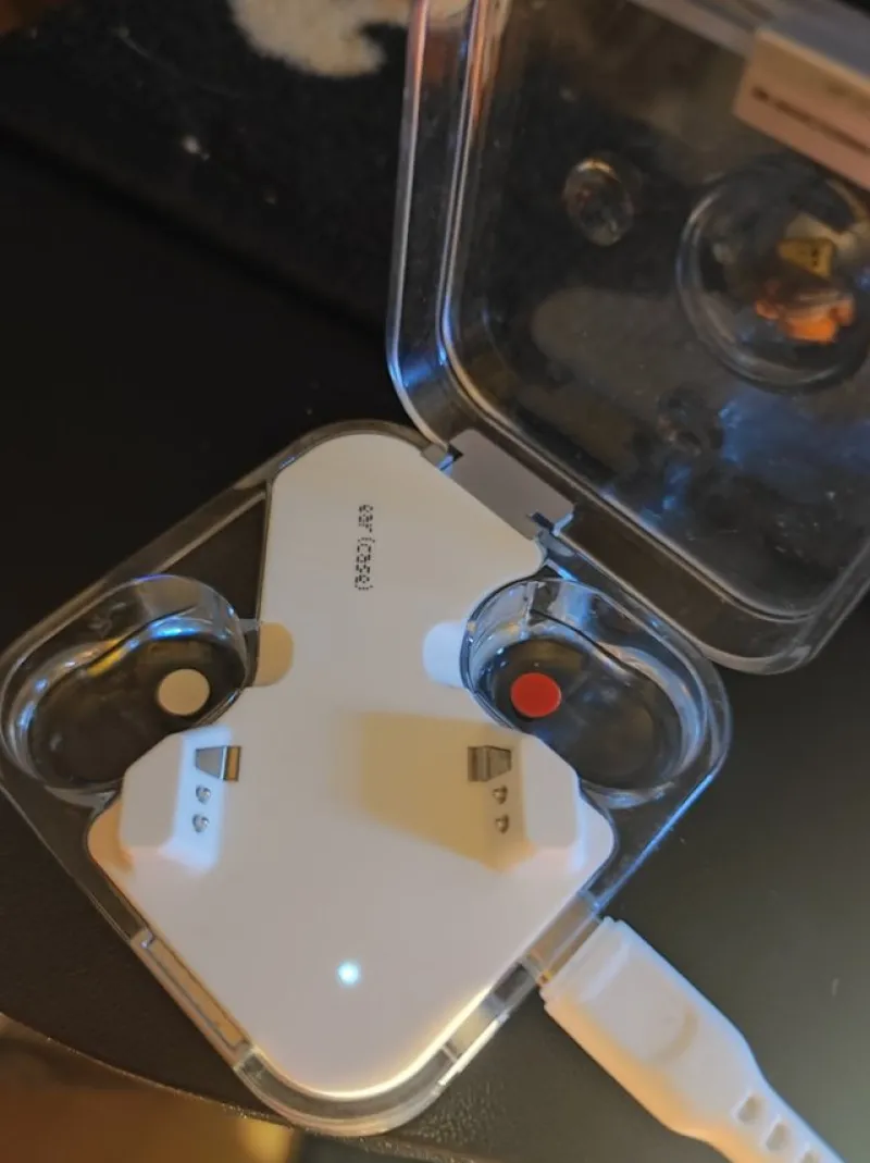 Tradera Nothing Ear 2 - Trådlösa hörlurar - Nypris 1790 kr.^ Hörlurar