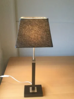 Tradera Ny bordslampa DUKE 59 cm hög, svart fot med metall inslag och svart skärm^ Lampor