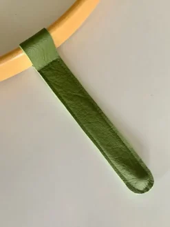 Tradera NY LÄDERREM ÄKTA SKINN. (Olivgrön) BYGEL-REM till STOKKE Tripp Trapp Barnstol.> Barn- & Babystolar