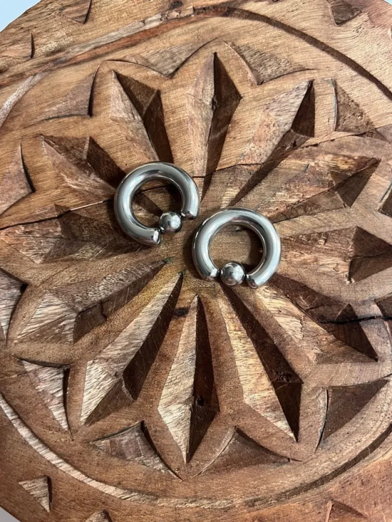 Tradera NYA! Töjningar i kirurgisk stål 4 mm^ Piercings