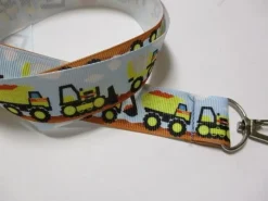 Tradera Nyckelband med grävmaskin, lastbil mm. 25 mm brett.> Nyckelringar & Nyckelfodral