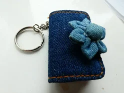 Tradera Nyckelringar<Nyckelring Bok Klädd i Jeans Tyg för små Anteckningar -Fint skick! REA KÖP 3 BET