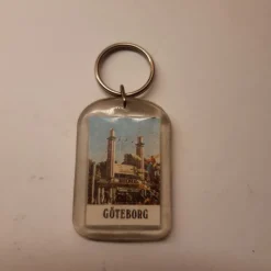 Tradera Nyckelringar<Nyckelring dubbelsidig Göteborg med motiv av entrén till Liseberg bra bruksskick