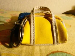 Tradera Nyckelringar<Nyckelring Liten Gullig Väska i Gult - Fint skick !! REA KÖP 3 BETALA FÖR 2