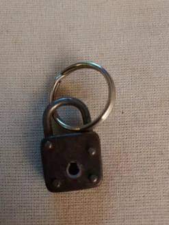 Tradera Nyckelringar<nyckelring LÅS metall längd ca 3 cm