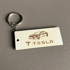 Tradera Nyckelring med Gravyr i ljust trä - Tesla^ Merchandise