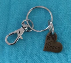 Tradera Nyckelring med litet hjärta och hake #PEACE> Nyckelringar & Nyckelfodral