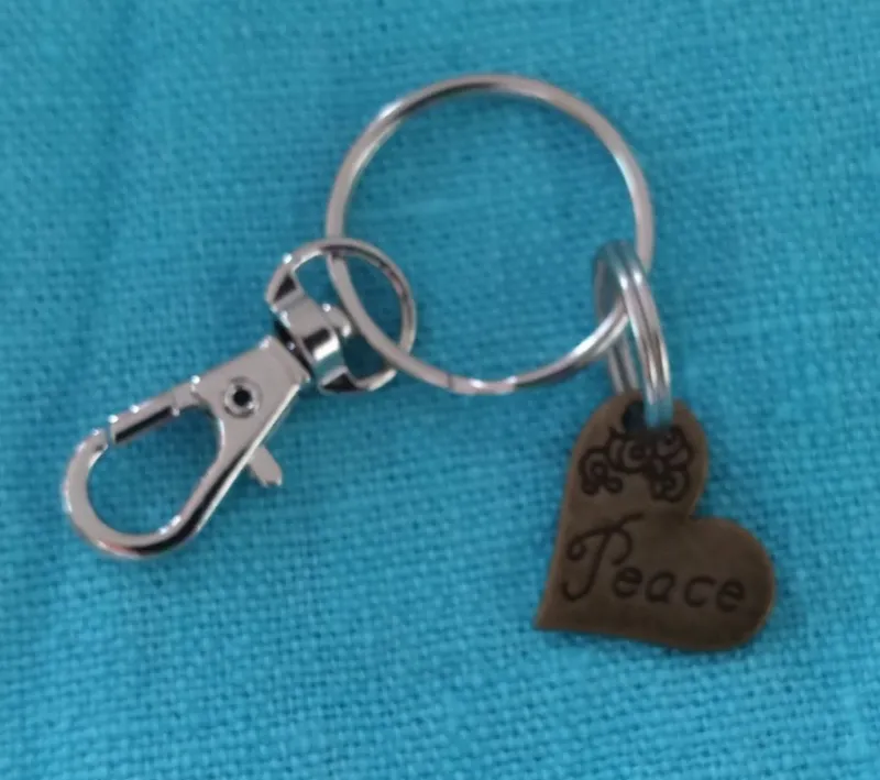 Tradera Nyckelring med litet hjärta och hake #PEACE> Nyckelringar & Nyckelfodral