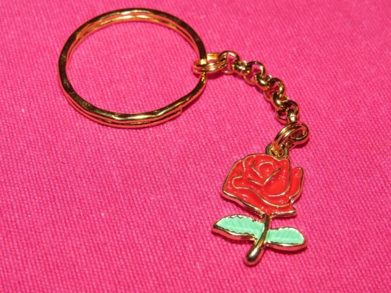 Tradera Nyckelring med röd ros av emalj/zinklegering/rostfritt stål.^ Accessoarer