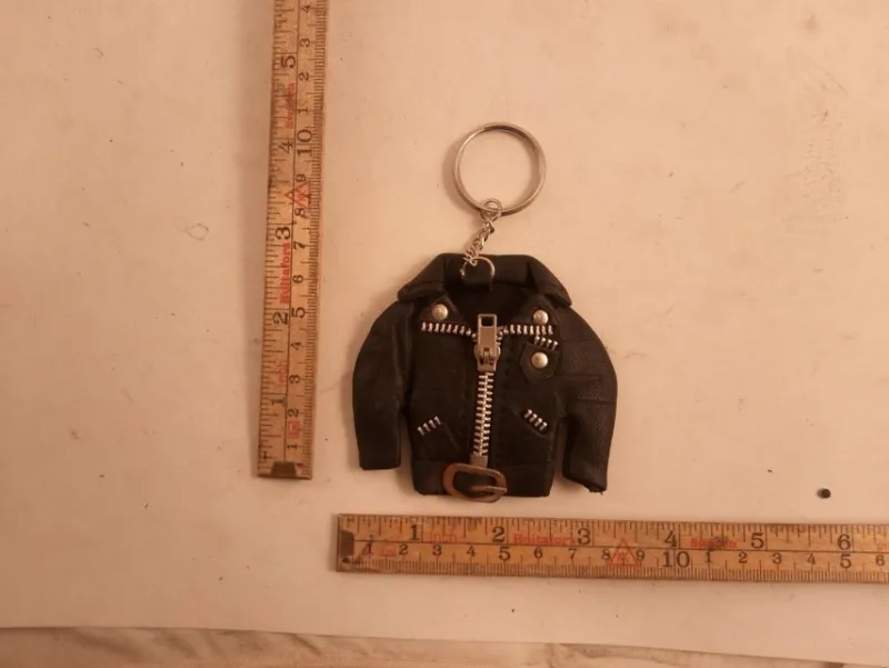 Tradera nyckelring skinnjacka bk 7113> Nyckelringar & Nyckelfodral